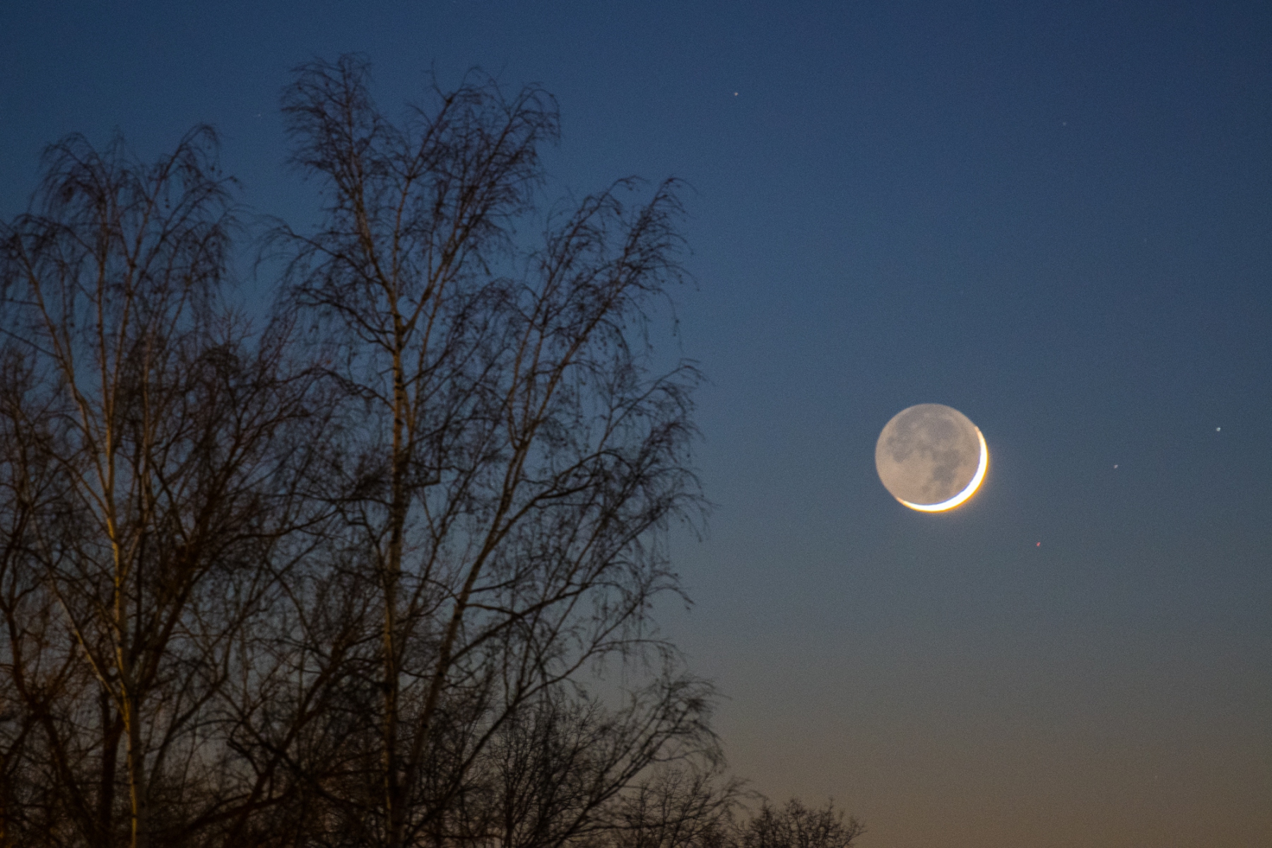 Schmale Mondsichel am Abend des 13.2.2021