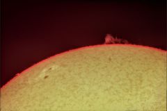 Sonnenprotuberanzen und große Fleckengruppe im H-Alpha Licht